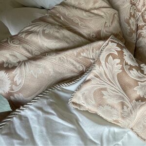 Warm, thick brocade-top comforter